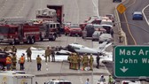 Chiếc máy bay lao xuống đường cao tốc tại California, Mỹ. Ảnh: New York Post