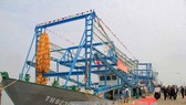 Tàu cá vỏ thép công suất lớn được hạ thủy tại xã Quảng Cư, thị xã Sầm Sơn, Thanh Hóa. Ảnh: TTXVN