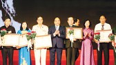 Thủ tướng Nguyễn Xuân Phúc trao bằng khen của Thủ tướng Chính phủ tặng các đại biểu  dự Hội nghị biểu dương người có công với cách mạng tiêu biểu toàn quốc