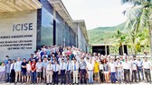 Các nhà khoa học đến từ 25 nước và vùng lãnh thổ trên thế giới cùng chụp hình lưu niệm tại Trung tâm ICISE