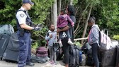 Lực lượng biên phòng Canada tiếp nhận người tị nạn Haiti. Ảnh: REUTERS