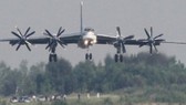 Máy bay ném bom chiến lược hạt nhân Tupolev Tu-95MS tại sân bay Yemelyanovo. Ảnh: REUTERS