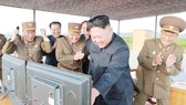 Chủ tịch Kim Jong-un và các sĩ quan quân đội Triều Tiên tỏ ra vui mừng sau vụ phóng tên lửa thành công ngày 15-9