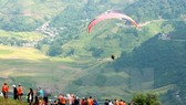 Các phi công bay lượn tại đèo Khau Phạ. Ảnh: TTXVN