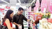 Khách hàng chọn mua mỹ phẩm trong chương trình khuyến mãi nhân ngày Phụ nữ Việt Nam 20-10