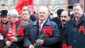 Chủ tịch Đảng Cộng sản liên bang Nga ông Gennady Zyuganov (giữa) đến quảng trường Đỏ
