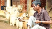 Ông K’Briu có 15 năm gắn bó với nghề đan gùi hoa tại thôn KaLa TânGu, xã Bảo Thuận,  huyện Di Linh