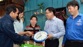 Đoàn Tổng Công ty Điện lực TPHCM tặng quà cho người dân