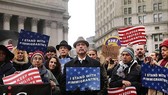 Người Mỹ biểu tình phản đối lệnh hạn chế nhập cư của ông Trump. Ảnh: REUTERS