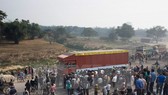 Người dân di chuyển tại khu vực Birgunj, biên giới Nepal-Ấn Độ. Ảnh: TTXVN