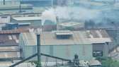 Khói thải từ sản xuất tại phường Đông Hưng Thuận, quận 12     Ảnh: THÀNH TRÍ