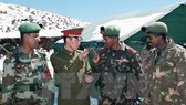 Binh sỹ Ấn Độ và binh sỹ Trung Quốc tại khu vực biên giới Ấn Độ - Trung Quốc. Nguồn: TTXVN