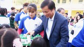 Ông Nguyễn Hạnh Phúc - Ủy viên Ban chấp hành Trung ương Đảng, Chủ nhiệm văn phòng Quốc hội trao tặng sữa cho các em nhỏ tỉnh Hưng Yên