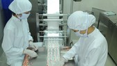 Sản xuất thuốc trên máy công nghệ tiên tiến tại Công ty Euvipharm                                                                                                 Ảnh: CAO THĂNG