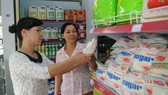        Người tiêu dùng chọn mua đường tại cửa hàng liên kết “Hội Phụ nữ - Co.op” ở quận 12                                                                                                                                                  Ảnh: THÀNH TRÍ