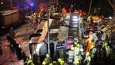 Lực lượng cứu hộ giải cứu nạn nhân khỏi xe buýt 2 tầng bị lật trên đường Tai Po ở Hồng Kông (Trung QUốc, tối 10-2-2018. Ảnh: SCMP