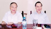 Nguyên Thủ tướng Phan Văn Khải và tác giả Trần Hữu Phước tại cuộc họp bàn về vấn đề bảo tồn và tôn tạo Chiến khu Đồng Tháp Mười ngày 26-5-2009