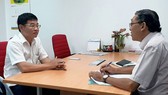 Ông Lưu Hải Ca (trái) trả lời phóng viên Báo SGGP về việc giải quyết đền bù cho cư dân bị thiệt hại trong vụ cháy. Ảnh: THU HƯỜNG