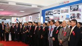 Các vị đại biểu tham quan khu trưng bày thành tựu MobiFone 25 năm
