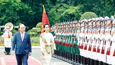 Thủ tướng Nguyễn Xuân Phúc và Cố vấn  Nhà nước, Bộ trưởng Ngoại giao và Bộ trưởng Văn phòng Tổng thống nước CHLB Myanmar Aung San Suu Kyi duyệt Đội danh dự Quân đội Nhân dân  Việt Nam  Ảnh: TTXVN