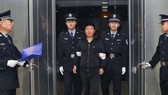 Sau 15 năm đào tẩu, Yan Yongmin bị bắt ở New Zealand ngày 12-11-2016 và bị áp giải về Bắc Kinh. Ảnh: THX