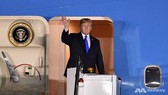Tổng thống Mỹ Donald Trump xuống chuyên cơ Air Force One tại căn cứ không quân Paya Lebar ở SIngapore, tối 10-6-2018. MEDIA CORP