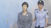 Cựu Tổng thống Hàn Quốc Park Geun-hye (trái) được áp giải tới Tòa án Quận trung tâm Seoul ngày 25-8-2017. Ảnh: THE STRAITS TIME 