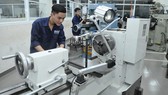 Sinh viên Trường Đại học Hutech thực hành trên máy CNC             Ảnh: CAO THĂNG