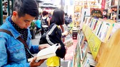 Bạn đọc trẻ tìm mua sách sử tại Đường sách TPHCM