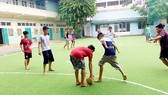Các em luyện tập đá bóng vào ngày nghỉ cuối tuần ở Trung tâm Giáo dục dạy nghề thiếu niên TPHCM