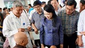 Bộ trưởng Bộ Y tế Nguyễn Thị Kim Tiến thăm hỏi một bệnh nhân                         tại BV Chợ Rẫy sáng 13-8                     Ảnh: HOÀNG HÙNG