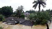 Nhiều ngôi nhà bị nhấn chìm trong nước lũ ở bang Kerala, miền Nam Ấn Độ. Nguồn: TTXVN