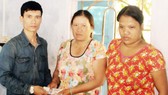 Đại diện báo SGGP tại Bình Định trao tiền hỗ trợ bạn đọc đến tận tay hoàn cảnh mẹ con chị Nguyễn Thị Bích Vân