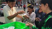 Nhóm từ thiện của gia đình chị Bình phát suất ăn miễn phí cho bệnh nhân và người nuôi bệnh ở Bệnh viện Bệnh nhiệt đới TPHCM