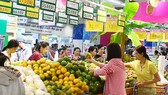 Người tiêu dùng chọn mua trái cây các loại tại một siêu thị ở TPHCM