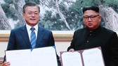 Tổng thống Hàn Quốc Moon Jae In và lãnh đạo Triều Tiên Kim Jong Un ký thỏa thuận tại Bình Nhưỡng hôm 19-9. Ảnh: YONHAP 