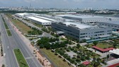 Nhà máy Samsung trong KCN cao TPHCM                  Ảnh: CAO THĂNG