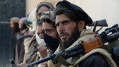 Các tay súng Taliban tại lễ giao nộp vũ khí và đầu hàng Chính phủ Afghanistan ở Nazyan. Nguồn: TTXVN