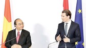 Thủ tướng  Nguyễn Xuân Phúc với Thủ tướng Áo Sebastian Kurz  gặp gỡ báo chí  sau hội đàm.  Ảnh: TTXVN
