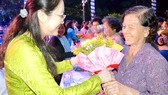 Chủ tịch Hội LHPN TPHCM Nguyễn Thị Ngọc Bích  tặng hoa tri ân cán bộ, chiến sĩ Ban Phụ vận  Sài Gòn  - Gia Định