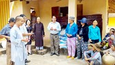 Một buổi phát gạo và mùng mền tặng bà con nghèo vùng lũ thuộc huyện Bình Sơn, tỉnh Quảng Ngãi