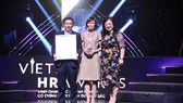  Phó Tổng Giám đốc Nguyễn Hoàng Dũng đại diện VietinBank nhận giải thưởng Vietnam HR Awards 2018