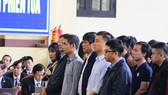 Bị cáo Nguyễn Thanh Hóa (hàng đứng, thứ 4 từ trái qua) nghe tuyên án tại phiên tòa sơ thẩm
