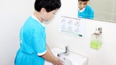 Học sinh sử dụng nhà vệ sinh tại Trường Tiểu học Kim Đồng (quận Gò Vấp) - một trong những đơn vị đầu tư tốt công trình vệ sinh trường học