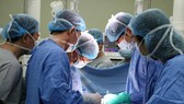 Lần đầu tiên bệnh nhân cắt u phổi sau 5 phút đã tỉnh táo