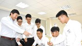 Giảng viên Nhật Bản Tarke Sumor (bìa trái) hướng dẫn các thao tác cho  sinh viên Trường Cao đẳng Kinh tế - Kỹ thuật TPHCM.   Ảnh: QUANG HUY