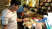 Sản phẩm của chị Diệu Anh (TP Hà Nội), người sáng lập “Papa’s Dreamer - Xà bông của ba” với loại giấy gói hạt giống thân thiện với môi trường