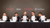  CEO Uber Dara Khosrowshahi và các đối tác tại buổi ký kết thỏa thuận đầu tư. ẢNH: UBER