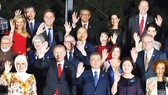 Thủ tướng Nguyễn Xuân Phúc và phu nhân cùng các Trưởng đoàn và phu nhân  dự Hội nghị Thượng đỉnh G20. Ảnh: TTXVN