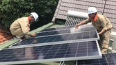 Nhiều nhà dân ở xã An Thới Đông (huyện Cần Giờ) lắp pin năng lượng mặt trời áp mái